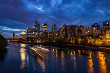 La Defence gökdelenleri Seine nehrinin mavi saatinde. Fotoğraf 23 Nisan 2022 'de Seine, Paris, Fransa üzerindeki bir köprüden çekildi..