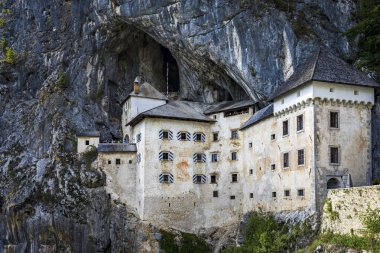 Benzersiz Predjama kalesi bir mağara ağzının içine inşa edilmiş. Fotoğraf 3 Eylül 2022 'de Predjama köyü Slovenya yakınlarındaki tarihi Inner Carniola bölgesinde çekildi..