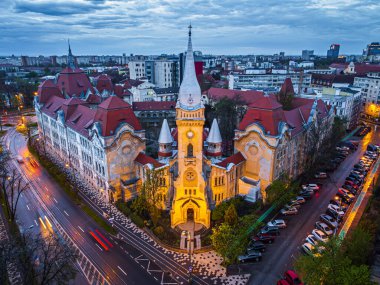 Piarist kilise kilisesinin ve lise kompleksinin havadan görünüşü. Fotoğraf 17 Nisan 2023 'te Timisoara, 2023 Avrupa Kültür Başkenti, Timis County, Romanya' da çekildi..