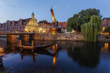 Luneburg eski limanı, yeni yenilenmiş vinçle, tuz yüklemek ve boşaltmak için kullanılıyor. Fotoğraf 5 Haziran 2023 'te Luneburg' da veya Hanseatic City of Luneburg, Almanya 'da çekildi..