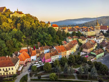 Ortaçağ kalesinin havası ve renkli evleri olan Sighisoara kasabası. Fotoğraf 14 Ağustos 2023 'te Romanya' nın Transilvanya bölgesindeki Sighisoara kentinde çekildi..