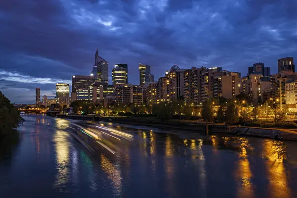La Defence gökdelenleri Seine nehrinin mavi saatinde. Fotoğraf 23 Nisan 2022 'de Seine, Paris, Fransa üzerindeki bir köprüden çekildi..