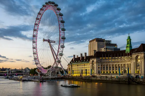 Gün batımında dramatik bir gökyüzünün altında Londra Gözü 'nün görüntüsü. Fotoğraf 11 Haziran 2022 'de Londra, İngiltere' de çekildi..