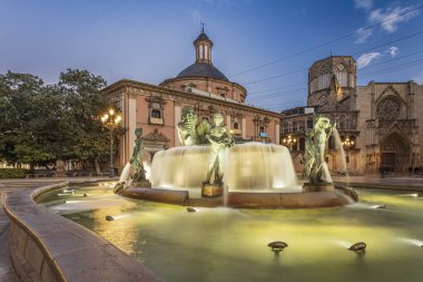Saint Mary Meydanı ve Rio Turia Çeşmesi. Fotoğraf 9 Şubat 2023 'te Valencia, İspanya' da çekildi..