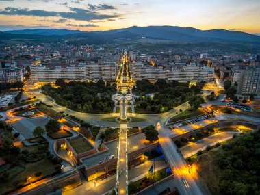 Alba Iulia Kalesi 'nin gece hava manzaralı girişi. Fotoğraf 18 Ağustos 2023 'te Romanya' nın Transilvanya bölgesindeki Alba Iulia 'da çekildi..