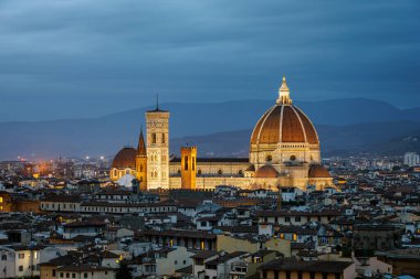 Akşamları aydınlık Santa Maria del Fiore ile güzel bir Florence Manzarası. Fotoğraf 19 Ekim 2023 'te İtalya' nın Floransa, Toskana bölgesinde çekildi..