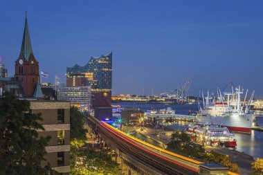 Hamburg limanında hafif patikaları olan Landungbruecken tren istasyonu. Fotoğraf 9 Haziran 2023 'te Hamburg' da veya Almanya 'nın Hamburg kentinde çekilmiştir..