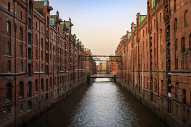 Depo şehri ya da Speicherstadt. Fotoğraf 10 Haziran 2023 'te Hamburg UNESCO Dünya Mirasları Alanında ya da Almanya' nın Hamburg kentinde çekilmiştir..