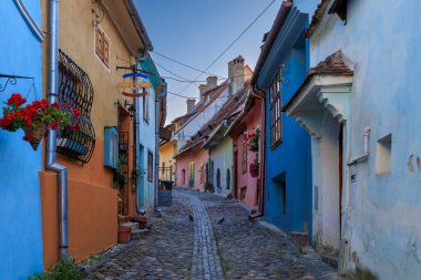 Ortaçağ kalesinin sokaklarında ve renkli evleri olan Sighisoara kasabasında. Fotoğraf 14 Ağustos 2023 'te Romanya' nın Transilvanya bölgesindeki Sighisoara kentinde çekildi..
