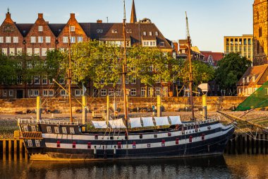 Wesser Nehri kıyısı ve eski liman ticaret bölgesi. Fotoğraf 2 Haziran 2023 'te Bremen' de ya da Almanya 'nın Bremen kentinde çekilmiştir..