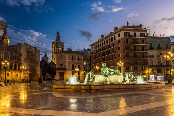 Saint Mary Meydanı ve Rio Turia Çeşmesi. Fotoğraf 9 Şubat 2023 'te Valencia, İspanya' da çekildi..