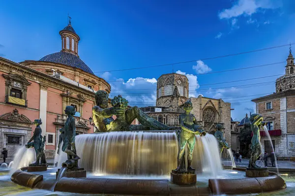Saint Mary Meydanı ve Rio Turia Çeşmesi. Fotoğraf 9 Şubat 2023 'te Valencia, İspanya' da çekildi..