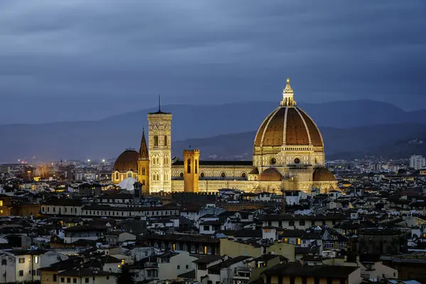 Akşamları aydınlık Santa Maria del Fiore ile güzel bir Florence Manzarası. Fotoğraf 19 Ekim 2023 'te İtalya' nın Floransa, Toskana bölgesinde çekildi..