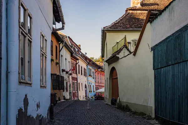 Ortaçağ kalesinin sokaklarında ve renkli evleri olan Sighisoara kasabasında. Fotoğraf 14 Ağustos 2023 'te Romanya' nın Transilvanya bölgesindeki Sighisoara kentinde çekildi..