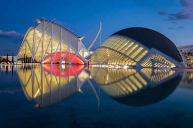 Hemisferik planetaryum ve Bilim Müzesi Principe Felipe suya yansıdı. Fotoğraf 11 Şubat 2023 'te İspanya' nın Valencia kentindeki Sanat ve Bilim Merkezi 'nde çekildi..