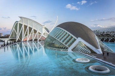 Hemisferik planetaryum ve Bilim Müzesi Principe Felipe suya yansıdı. Fotoğraf 11 Şubat 2023 'te İspanya' nın Valencia kentindeki Sanat ve Bilim Merkezi 'nde çekildi..