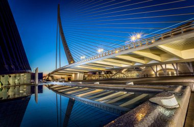 Assut de l Or Köprüsü suya yansıdı. Fotoğraf 10 Şubat 2023 'te İspanya' nın Valencia kentindeki Sanat ve Bilim Merkezi 'nde çekildi..
