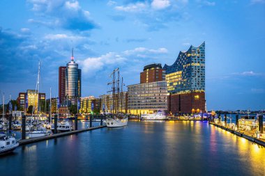 Hamburg Limanı gece manzaralı Elbphilharmonie de dahil olmak üzere üç modern kule binası var. Fotoğraf 10 Haziran 2023 'te Almanya' nın Hamburg şehrinde çekilmiştir..