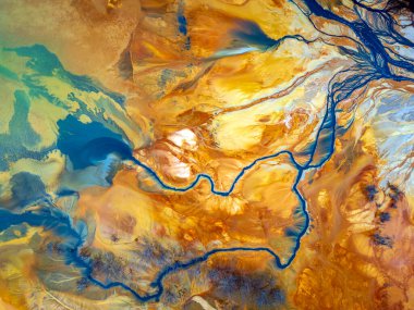 Bakır ve altın madenciliğinin zehirli atıklarından oluşan soyut kalıplar. İHA fotoğrafı 12 Ekim 2024 'te Romanya' nın Rosia Montana kenti yakınlarındaki Geamana gölünde çekildi..