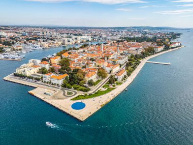 Saint Anastasia Katedrali ve Saint Donatus Kilisesi 'nin bulunduğu eski Zadar şehrinin hava manzarası. İnsansız hava aracı görüntüsü 22 Ekim 2024 'te Hırvatistan' ın Zadar ilçesinde çekildi.