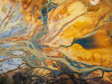 Bakır ve altın madenciliğinin zehirli atıklarından oluşan soyut kalıplar. İHA fotoğrafı 12 Ekim 2024 'te Romanya' nın Rosia Montana kenti yakınlarındaki Geamana gölünde çekildi..