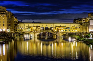 Ponte Vecchio ya da Arno Nehri üzerindeki Eski Köprü. Fotoğraf 21 Ekim 2023 'te İtalya' nın Floransa, Toskana bölgesinde çekildi..