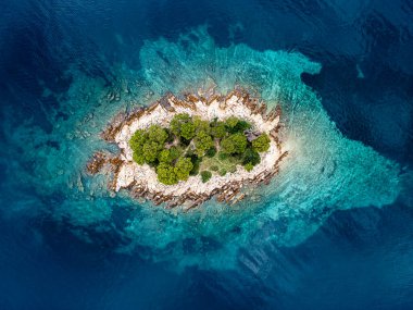 Krbelica Adası 'nın hava manzarası, turistler arasında çok popüler bir şnorkelle yüzme noktası. İHA fotoğrafı 24 Ekim 2024 'te Primoten, Ibenik-Knin kantonu yakınlarında çekildi..
