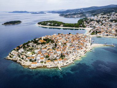 Primoten 'in eski kasabasının havadan görünüşü. İHA fotoğrafı 24 Ekim 2024 'te Hırvatistan' ın Primoten kentinde çekildi..