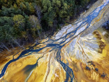 Çevre sorunu, bakır ve altın madenciliğinin zehirli atıklarından soyut örnekler yaratıyor. İHA fotoğrafı 12 Ekim 2024 'te Romanya' nın Rosia Montana kenti yakınlarındaki Geamana gölünde çekildi..