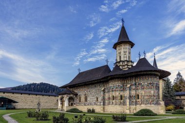 Güney Bukovina bölgesinin (Moldavya) en ünlü boyalı manastırı olan ve Kral Büyük Stephen tarafından inşa edilen ortaçağ Voronet manastırı. Fotoğraf 2 Kasım 2024 'te Romanya' nın Suceava ilinin Gura Humorului kentinde çekildi..