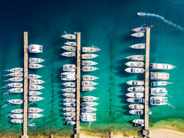 Rogoznica marinası, güney Dalmaçya kıyısında popüler bir turizm mekanı. Drone görüntüleri 25 Ekim 2024 'te Rogoznica, Ibenik-Knin kantonunda çekildi..