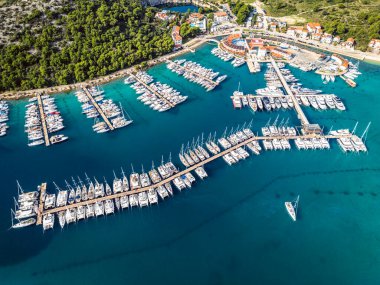 Rogoznica marinası ve Frapa oteli, güney Dalmaçya kıyısında popüler bir turizm köyü. İnsansız hava aracı fotoğrafı 25 Ekim 2024 'te Rogoznica, Ibenik-Knin kantonunda çekildi..