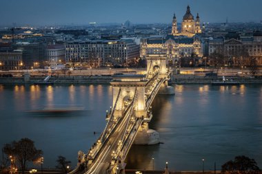 Budapeşte şehri mavi saatte aydınlandı. Fotoğraf 25 Ocak 2025 'te Budapeşte, Macaristan' da çekildi..
