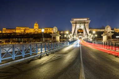 Buda Kalesi ve Zincir Köprüsü trafiği mavi saatte aydınlandı. Fotoğraf 24 Ocak 2025 'te Budapeşte, Macaristan' da çekildi..