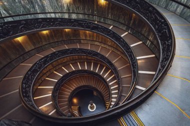 Modern çift sarmal merdiven mi yoksa Bramante spiral merdiveni mi? Fotoğraf 13 Şubat 2025 'te Pio-Clementine Müzesi' nde çekildi ve 1932 'de Giuseppe Momo tarafından tasarlandı..