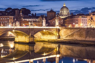 Vittorio Emanuele II ile Tiber Nehri üzerindeki Vatikan 'ın gece sahnesi. Fotoğraf 10 Şubat 2025 'te Roma, İtalya' da çekildi..