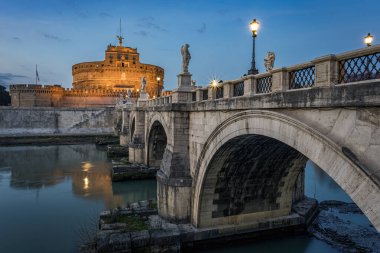 Saint Angelo kalesi, köprü ve mavi saat. Fotoğraf 10 Şubat 2025 'te Roma, İtalya' da çekildi..