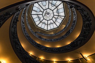 Modern çift sarmal merdiven mi yoksa Bramante spiral merdiveni mi? Fotoğraf 13 Şubat 2025 'te Pio-Clementine Müzesi' nde çekildi ve 1932 'de Giuseppe Momo tarafından tasarlandı..