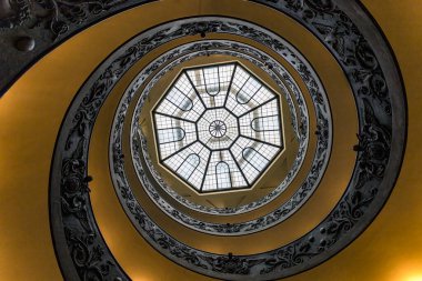Modern çift sarmal merdiven mi yoksa Bramante spiral merdiveni mi? Fotoğraf 13 Şubat 2025 'te Pio-Clementine Müzesi' nde çekildi ve 1932 'de Giuseppe Momo tarafından tasarlandı..