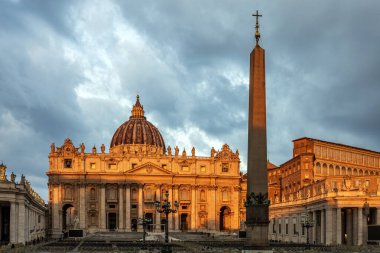 Aziz Peter 'ın Papalık Bazilikası, gün doğumunda dramatik bir gökyüzüne karşı altın saat. Fotoğraf 13 Şubat 2025 'te Roma, Vatikan, İtalya' da çekildi..