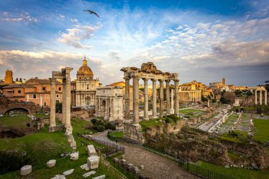 Roma Forumu harabeleri ve altın saat. Fotoğraf 11 Şubat 2025 'te Roma, İtalya' da çekildi..