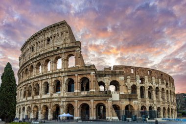 Meşhur Colosseum, güneşin alevli gökyüzüne karşı. Fotoğraf 11 Şubat 2025 'te Roma, Lazio, İtalya' da çekildi..