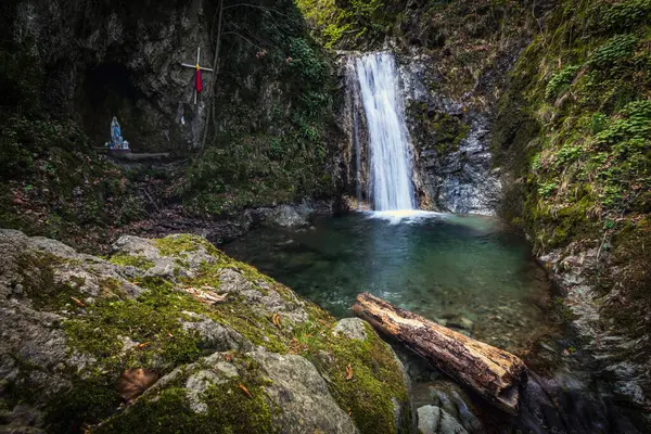 Cerna Vadisi 'nde yapılan bir yürüyüş sırasında Bakire Meryem şelalesine rastlandı. Fotoğraf 12 Mayıs 2025 'te Romanya' nın Domogled-Cernei Vadisi 'ndeki Herculane yakınlarında çekildi..