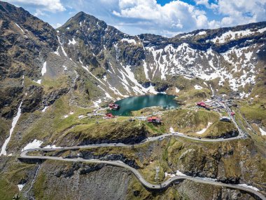 Alp Balea Gölü 'nün ve Transfagarasan kavisli yolunun havadan görünüşü. İHA fotoğrafı 8 Haziran 2025 'te, Sibiu County, Romanya' da çekildi.