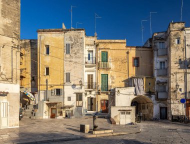 Bari 'nin eski ve rahat şehrinin sokak manzarası. Fotoğraf 21 Haziran 2025 'te Güney İtalya' nın başkenti Bari 'de çekildi..