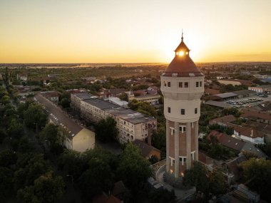 Romanya 'nın Timisoara kentindeki Bega Nehri yakınlarındaki Iosefin Su Kulesi' nin hava gün batımı manzarası. Fotoğraf: 1 Ağustos 2025.