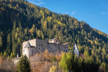 NAUDERS, TIROL, AUSTRIA - 12 Ekim 2022: Şehrin yukarısındaki bir tepenin üzerine inşa edilmiş antik bir şatonun manzarası