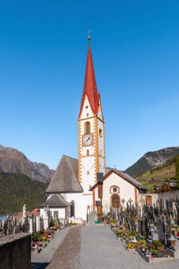 NAUDERS, TIROL, AUSTRIA - 16 EKİM 2022: Mezarlıktaki kilise manzarası