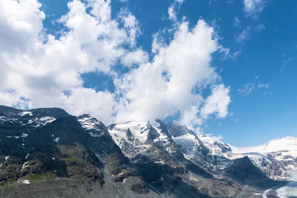 Nuvole Bianche Che Galleggiano Sulle Montagne Innevate — Foto Stock