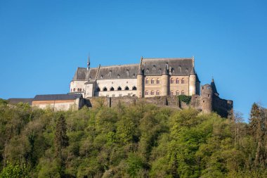 VİANDEN, LUXEMBOURG - 28 NİSAN 2022: Batı Ren Kalesi 'nin en büyük güçlendirilmiş kalelerinden biri olan Vianden Kalesi